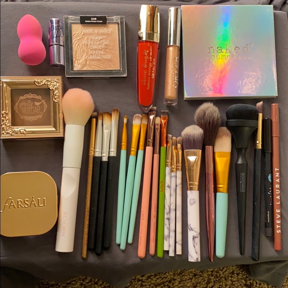 Used makeup hall! 29 items!